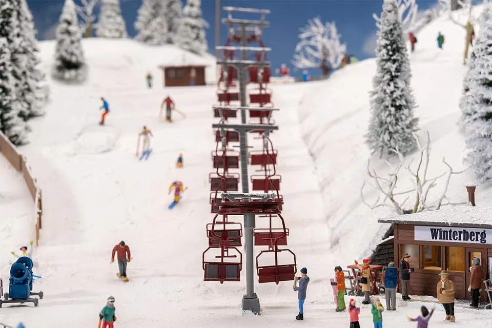faller-151650-beim-wintersport-figuren-set-h0-1-87-skifahrer image 1
