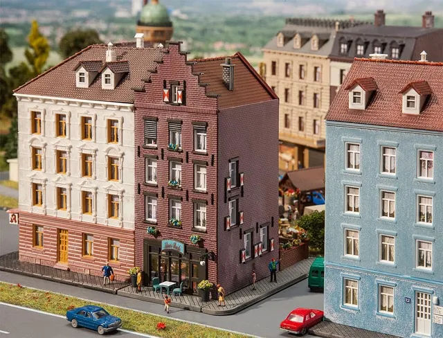 faller-232334-altstadthaus-mit-bar-spur-n-patiniert image 1