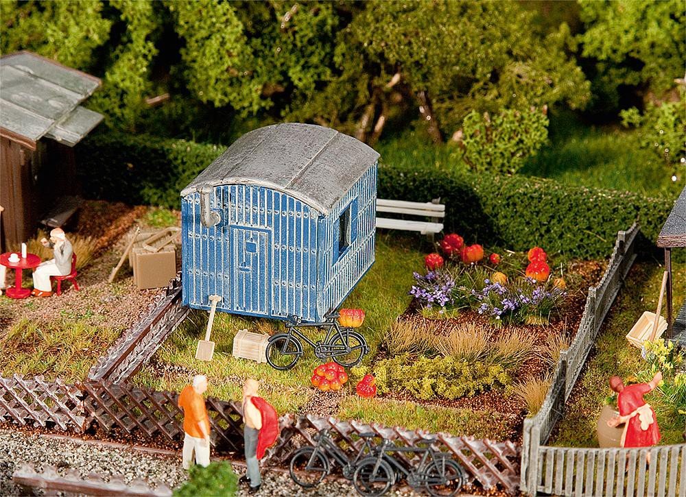 faller-180490-schrebergarten-mit-bauwagen-h0-bausatz image 4