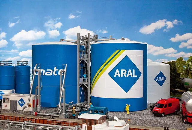 faller-130485-h0-tanklager-aral-mit-3-tankkesseln-und-b-ro-container image 1