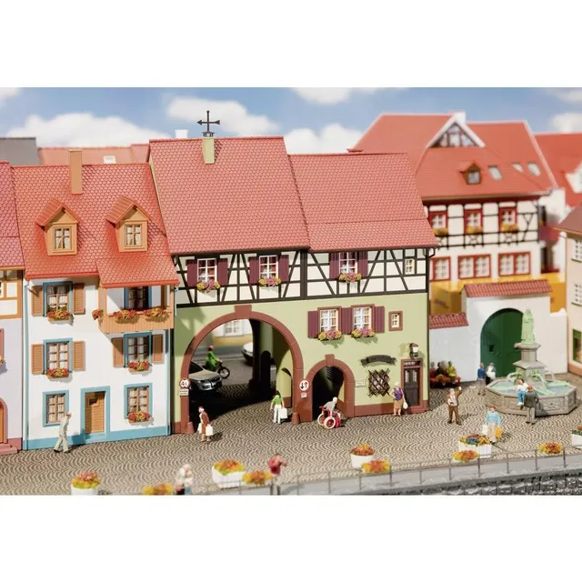 faller-130499-stadthaus-mit-torbogen-h0-27-6-cm image 1