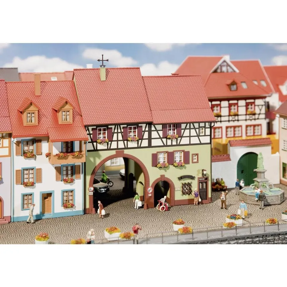 faller-130499-stadthaus-mit-torbogen-h0-27-6-cm image 1