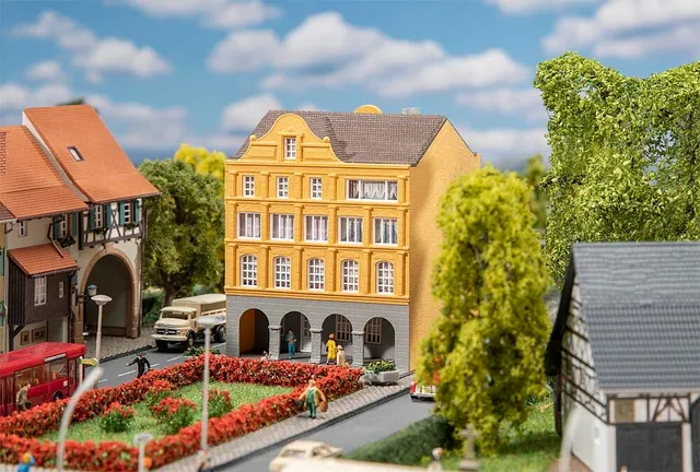 faller-stadthaus-mit-arkaden-modellbausatz-232177 image 1