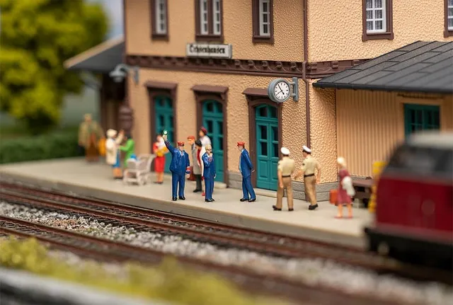 faller-180237-figuren-set-bahnpersonal-mit-sound-effekt-schaffnerpfiff image 1