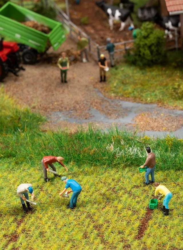 faller-151644-bei-der-ernte-figuren-set image 1