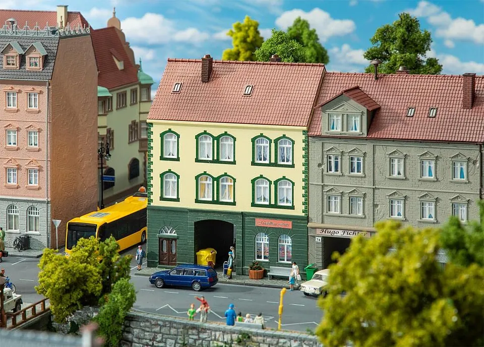 faller-130628-stadthaus-mit-modellbaugesch-ft-h0-geb-ude-bausatz image 1