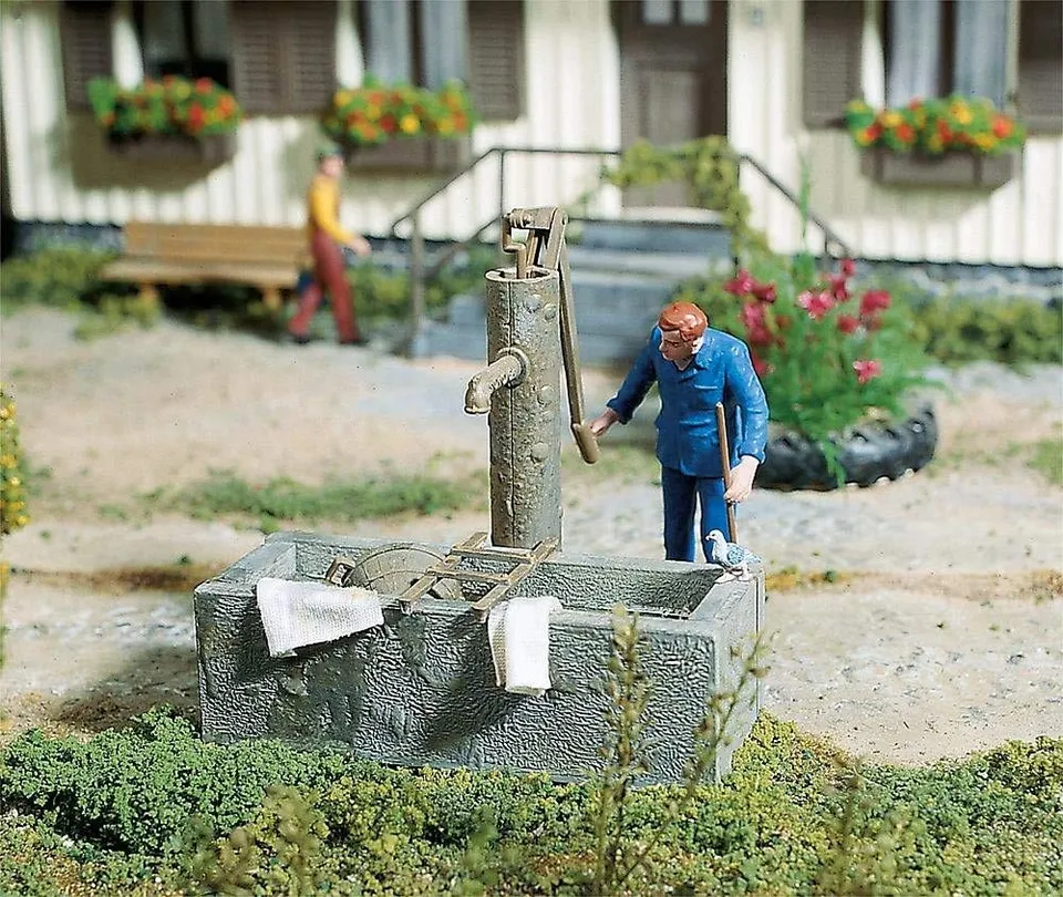 pola-333212-pumpbrunnen-mit-wassertrog-zubeh-r-spur-g-modellbau image 1