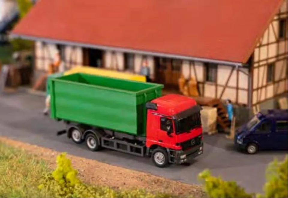 faller-lkw-mb-actros-lh-96-abrollcontainer-herpa-h0-car-system image 1