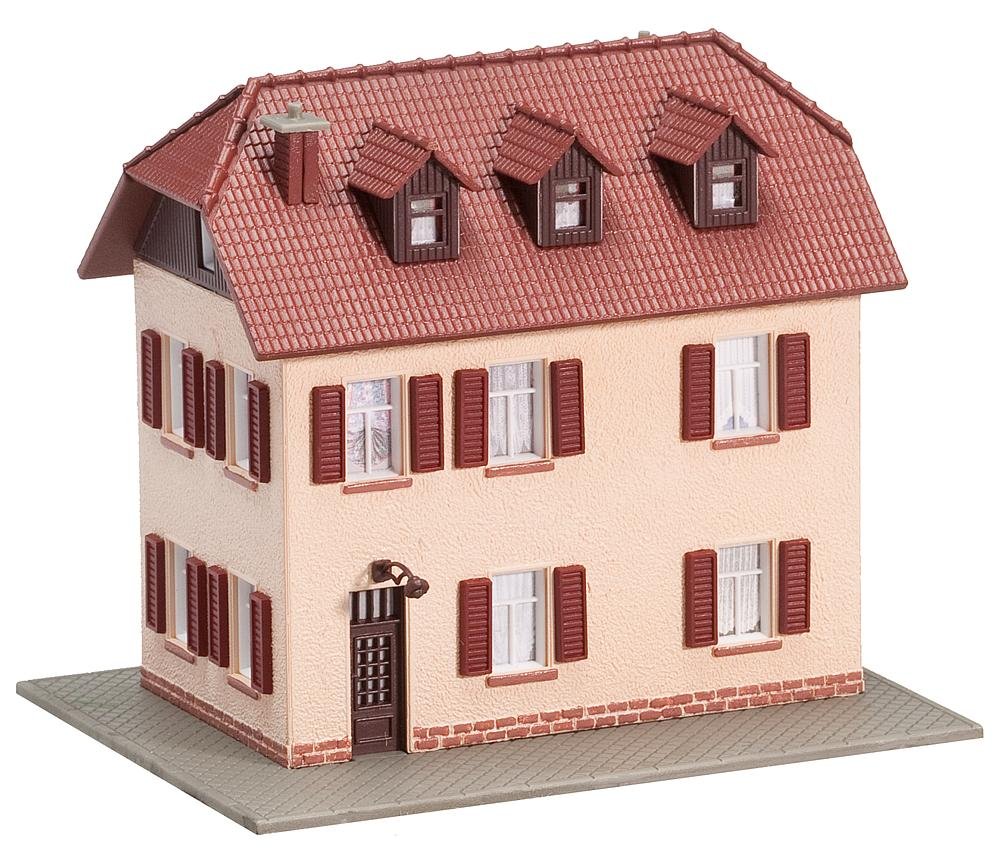 faller-232328-zweist-ckiges-wohnhaus-mit-fensterl-den-spur-n image 1