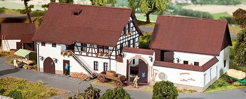 faller-130372-hofgut-h0-braun-creme-haupt-und-nebengeb-ude-mit-mauer image 8