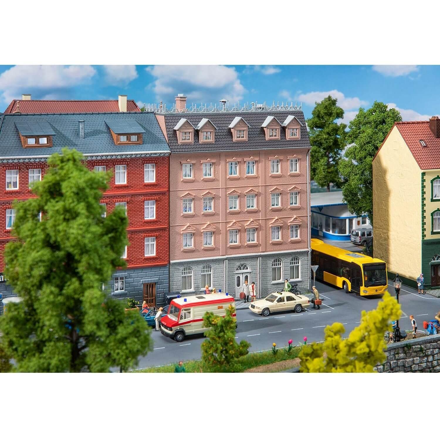 faller-130627-stadthaus-mit-kanzlei-bausatz image 3
