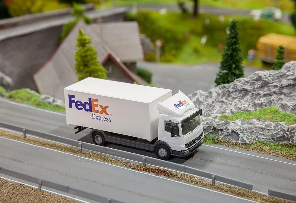 faller-fa-161592-lkw-mb-atego-04-fedex-herpa-car-system image 1