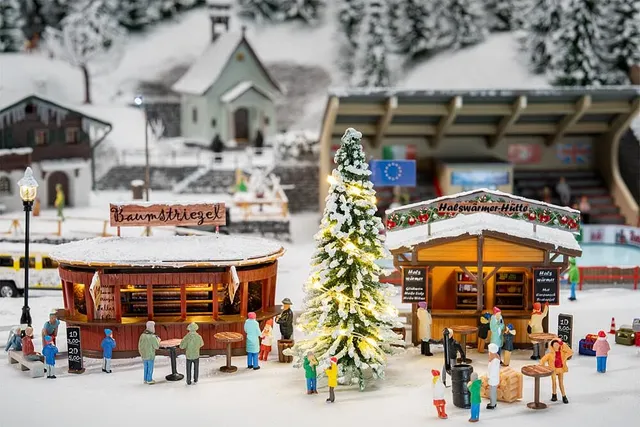faller-151647-weihnachtsmarktbesucher-h0 image 1