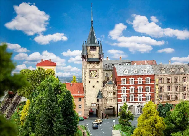faller-historisches-stadttor-mit-anbau-spur-n-1-160-epoche-i image 1