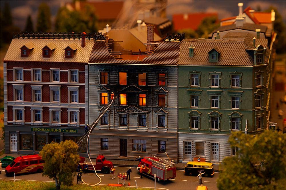 faller-brennendes-wohnhaus-232326-spur-n-1-160 image 2