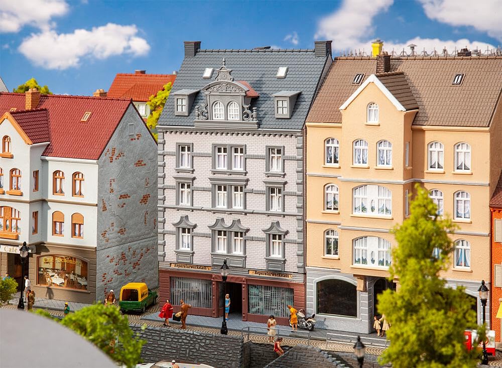 faller-stadthaus-mit-reparaturwerkstatt-spur-h0-bausatz image 2