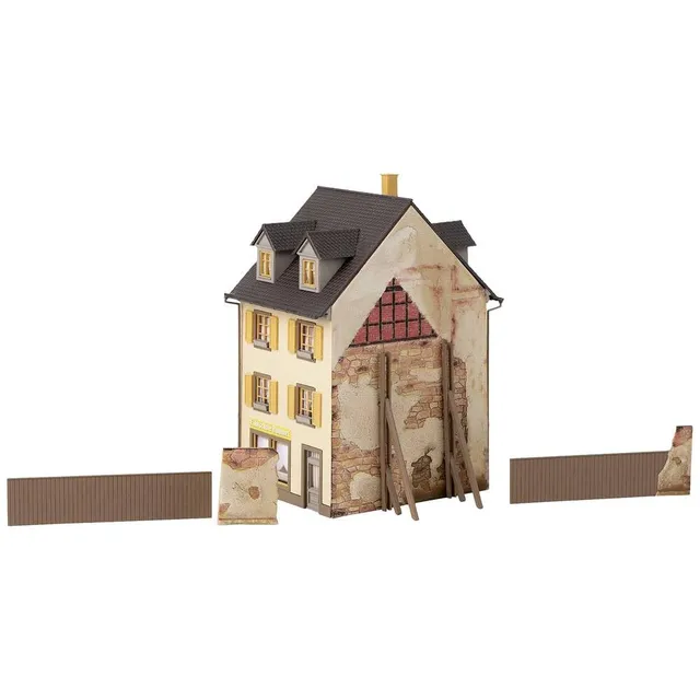 faller-130692-altstadthaus-mit-bretterzaun-h0-bausatz image 1