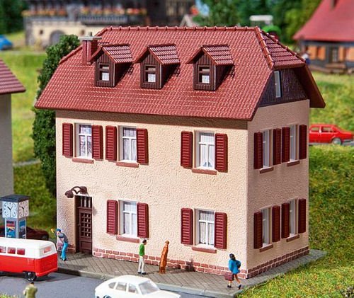 faller-232328-zweist-ckiges-wohnhaus-mit-fensterl-den-spur-n image 4
