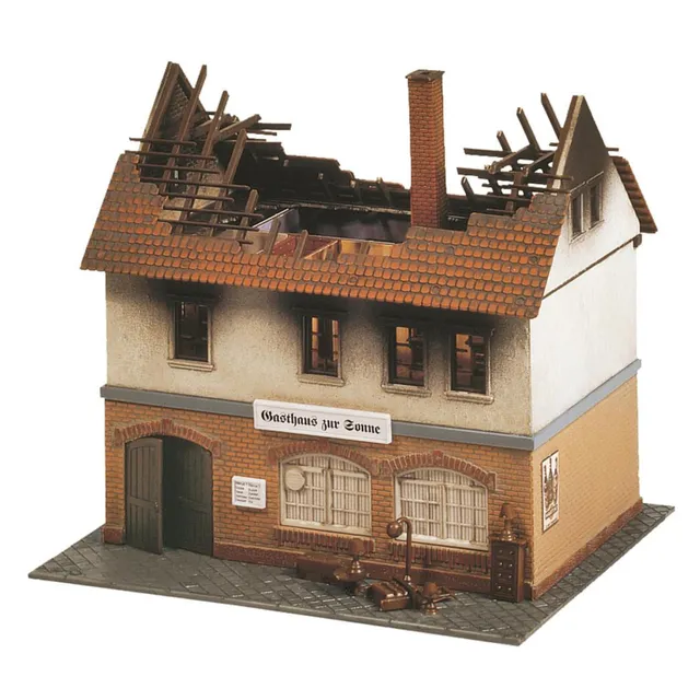 faller-brandruine-gasthaus-zur-sonne-bausatz-h0-136x119mm image 1